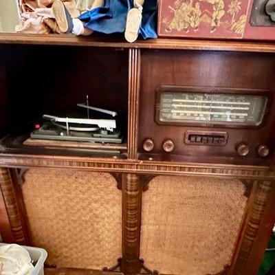 Working vintage radio and turntable