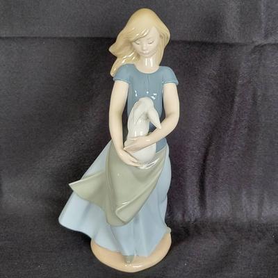 Lladro 762 "Country Girl With Rabbit