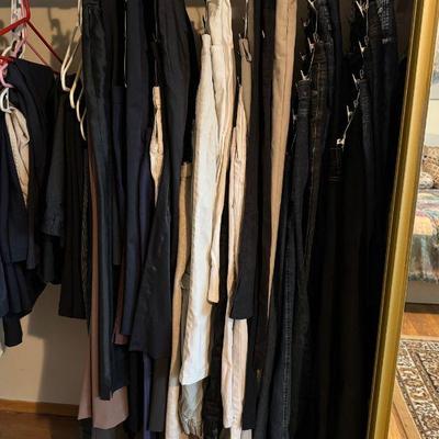 Many women's jeans, pants, skirts and dresses in perfect condition