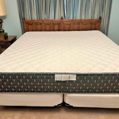 Very clean king size bed 