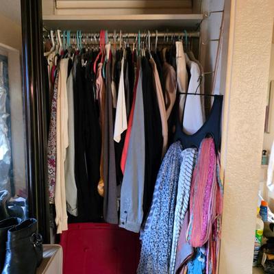 Women's clothing - hundreds of pieces new with tags