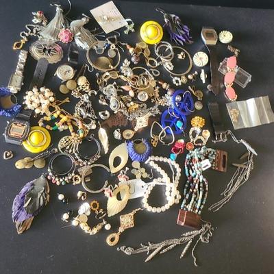 Lot Of Jewelry Pieces -- Single Earrings, Broken, Parts, Some Intact 