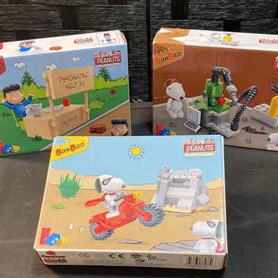 Ban Bao Peanuts Connecting Block Sets - Lucy’s Psychiatric Stand, 2 Snoopy Kits 
