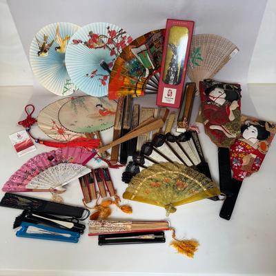 Beijing 2008 Olympic Souvenirs And Paper Fans