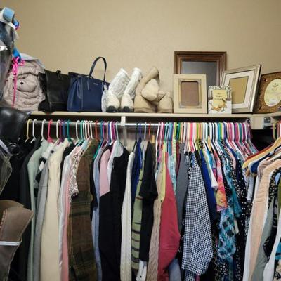 A nicely stocked walk in closet