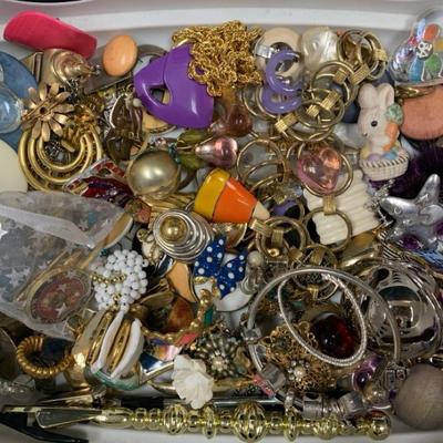 Ct526 costume jewelry mystery lot
