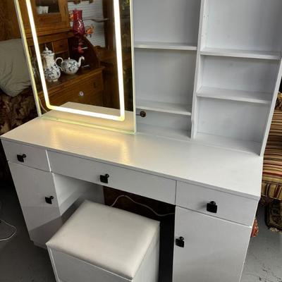 Touch light-up dressing table and bench. Multiple light settings to choose from. 