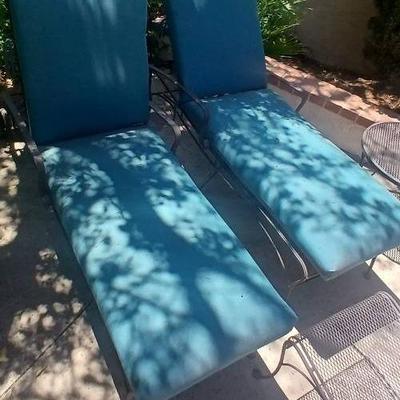 2 Rolling Lounge Chairs