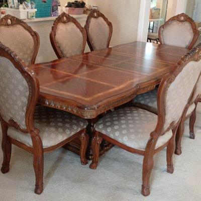 Michael Amini Cortina 8 Person Dining Table W/ Chairs & leaves ( retail $7000)