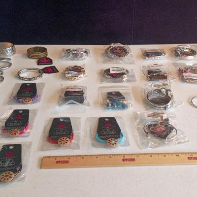 29 Piece Mostly New Paparazzi Bracelets, Shippable