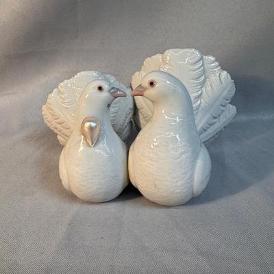 Elegant Lladro Porcelain Lovebird Pair 