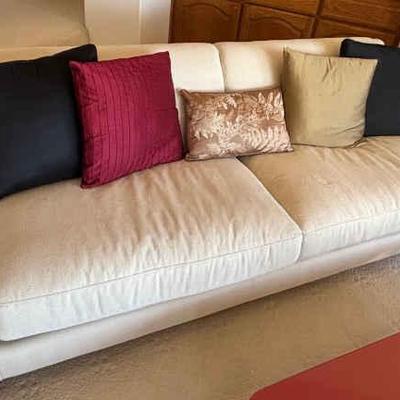 Sf166 cream chenille upholstered sofa with five throw cushions