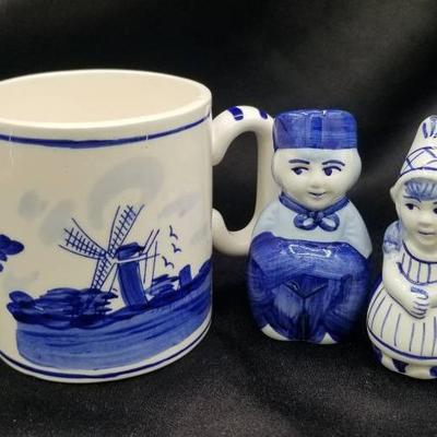 (MDR00061) Delft Pottery Salt And Peppee Shakers With Cup