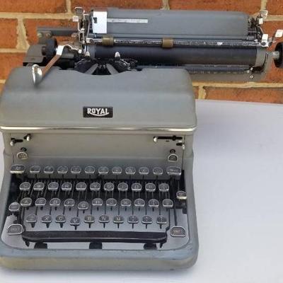 (MDR3010) Vintage Typewriter  Royal Typewriter Co.