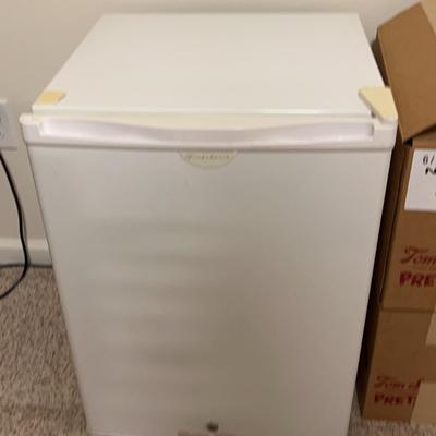 White Frigidaire Minifridge