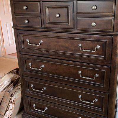Haverty’s Furniture Dark Wooden Bedroom Set **RESERVE**