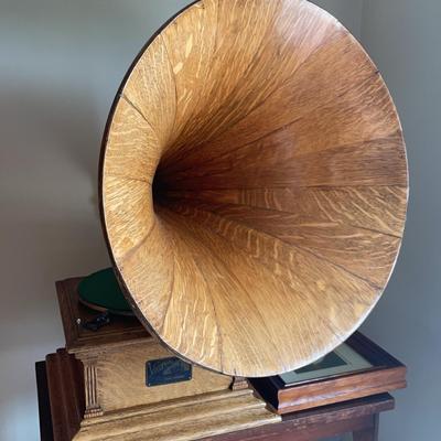 Victor Talking Machine Phonograph with Wood Horn & Victor Photo