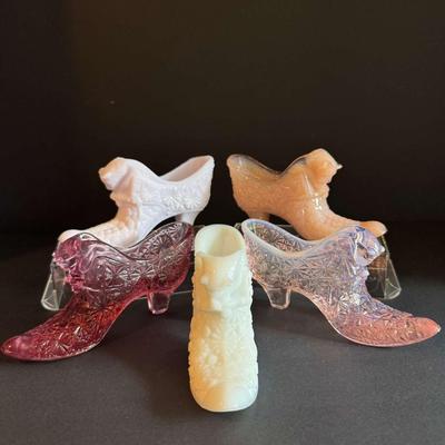 Set of 5 Vintage Fenton Cat Head Shoe Figurines – Daisy & Button Pattern – Assorted Colors