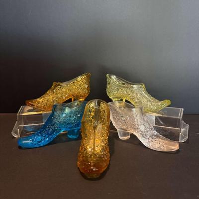 Set of 5 L.E. Smith Vintage Glass Miniature Shoes – Daisy and Button Pattern