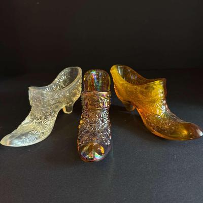 Set of 3 L.E. Smith Iridescent Vintage Glass Miniature Shoes – Daisy and Button Pattern