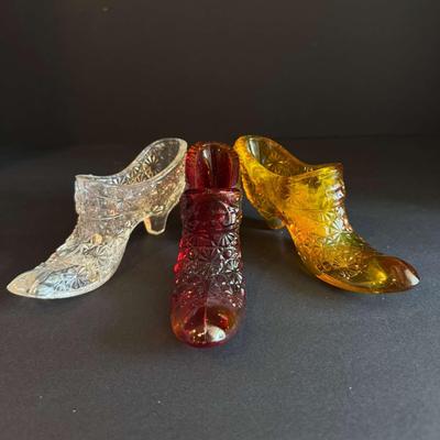 Set of 3 L.E. Smith Vintage Glass Miniature Shoes – Daisy and Button Pattern