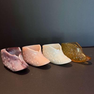 Set of 4 Fenton Glass Baby Bootie Shoes – Daisy and Button Pattern
