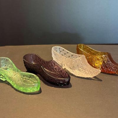 Set of 4 Vintage Pressed Glass Shoe Figurines – Daisy & Button Pattern in Mixed Styles