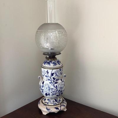 Blue and white porcelain oil lamp
