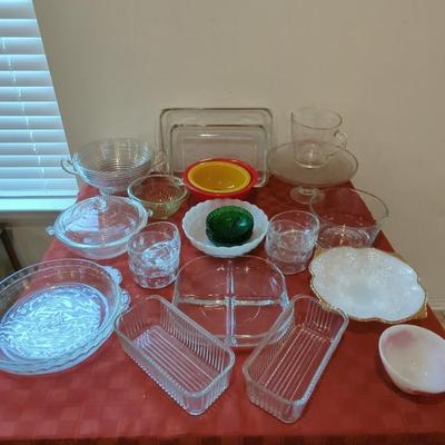 Vintage Pyrex, Fire King, Glassbake & More Glass Serving & Baking Pieces