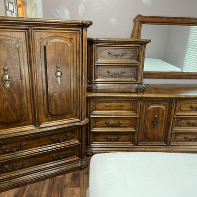 4 pc bedroom set. Heavy solid wood. 