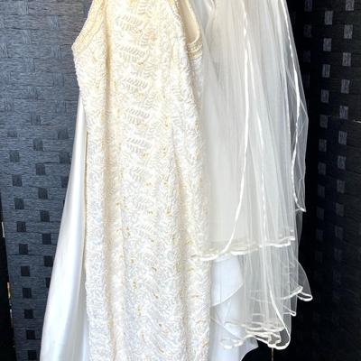 Vintage Forever Yours Beaded Wedding Dress Size 10 with Veil, Bridal Accessories