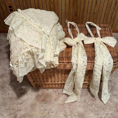 Set Of Antique Lace Dinning Room Tablecloth And Chair Set 