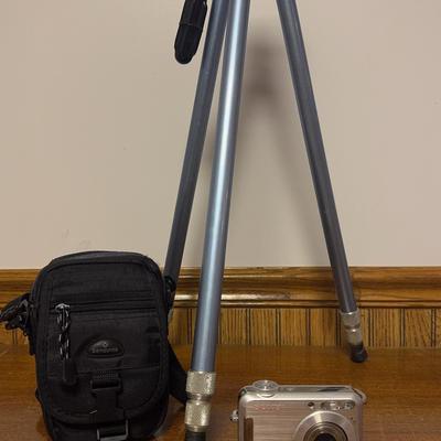 Sony Cyber-Shot Camera W/ Samsonite Case & “Tower” Tripod 