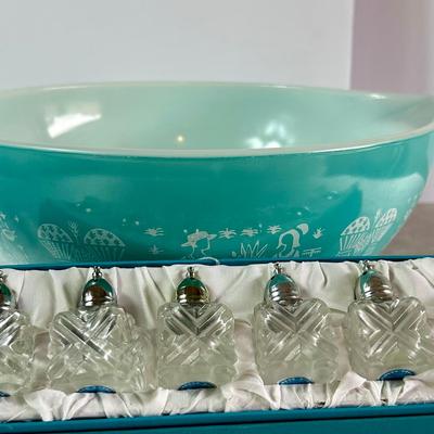 Vintage Pyrex 4 Qt Turquoise Amish Butter Prout 