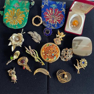 Vintage Costume Brooches And Pendant With 2 Compacts