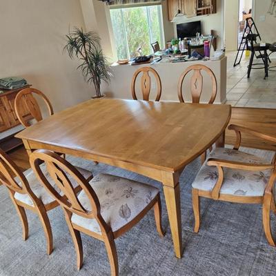 Beautiful Ethan Allen Dining Room Table With 2 Leaves!