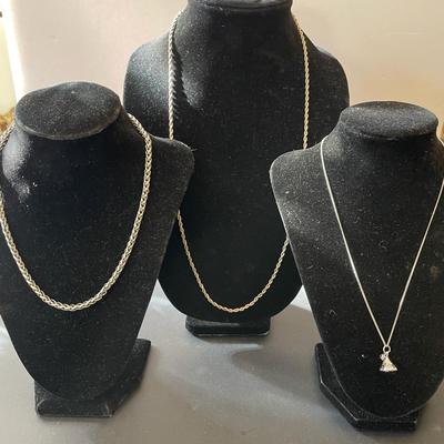 Elegant Silver-Tone Necklace Set – Classic & Sweet
