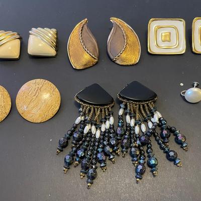 6 Pairs Of Costume Earrings 