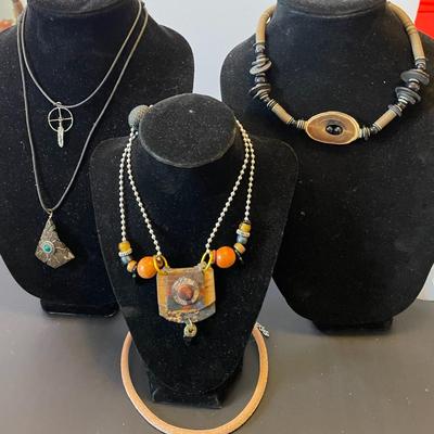 4 Necklaces And 1 Choker