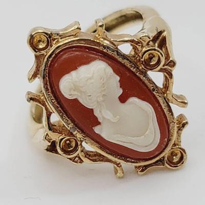 Vintage Avon Goldtone Cameo Ring Sz 5.5