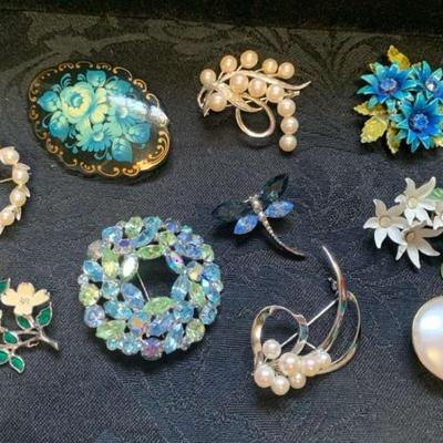 Pc149 blue and white brooches