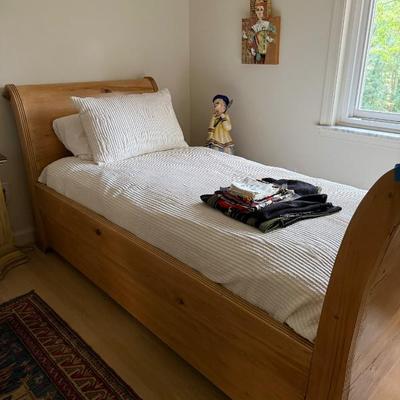 Sleigh style trundle bed