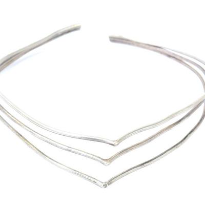 Lot 116 lovely rigid v drop sterling silver necklace