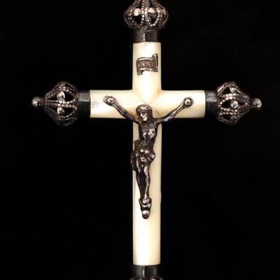 Lot 136 victorian silver mop crucifix pendant