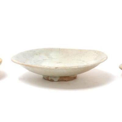 Lot 342 three korean porcelain side bowls