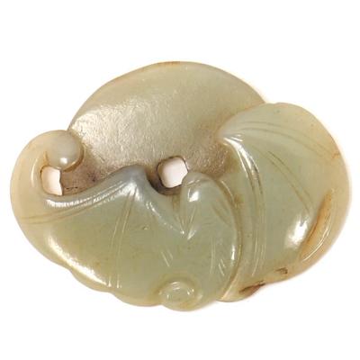 Lot 99 chinese fruit bat money jade pendant