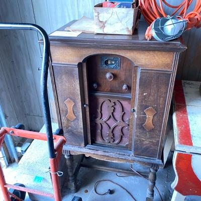 Vintage radio - needs some love.