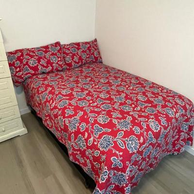 Sealy Posturepedic Full size mattress set.