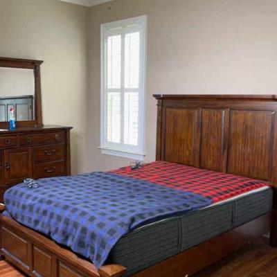 Queen bed fram and throws