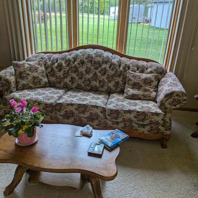 Comfortable Floral Sofa with Classic Charm Add a touch of timeless comfort to your living space with this inviting sofa. Featuring a...
